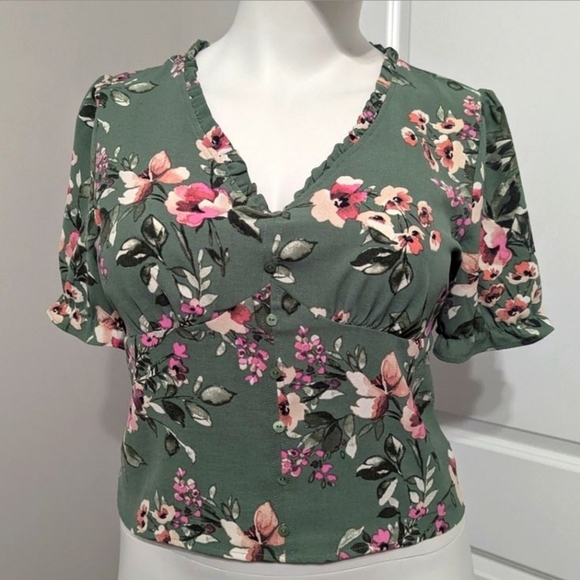 The General Good Tops - NWOT The General Good Sage Green Floral V-Neck Short-Sleeve Top, Size LARGE